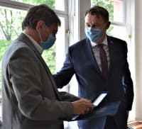 Ředitel krajské hygieny Vladimír Valenta obdržel od hejtmana záslužnou medaili integrovaného záchranného systému za boj proti koronaviru